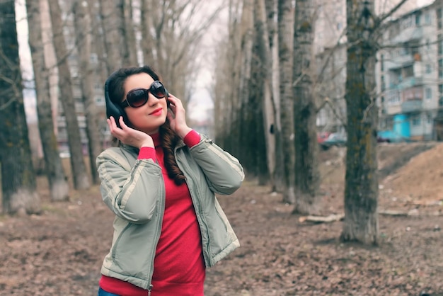 Fille dans le parc avec casque