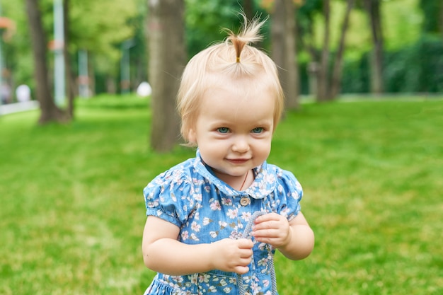 Photo fille dans le parc de l'été