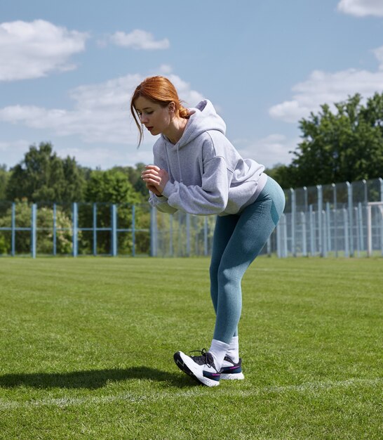 fille dans le parc fait du sport