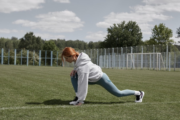 fille dans le parc fait du sport