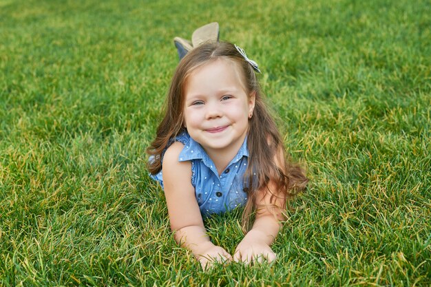 fille dans un parc sur l'herbe