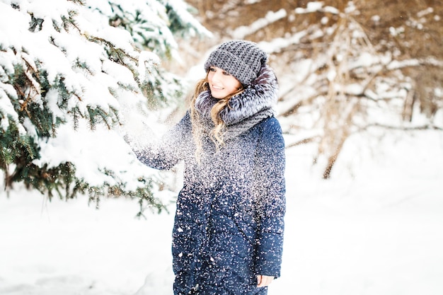 Fille dans un parc d'hiver couvert de neige