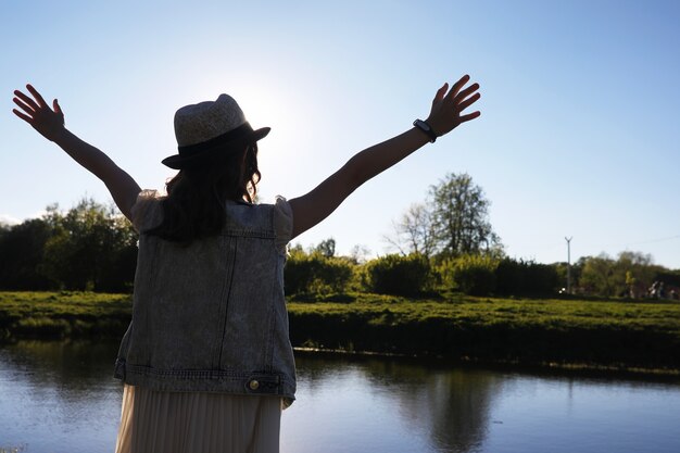 Fille dans le parc le soir d'une journée ensoleillée au printemps