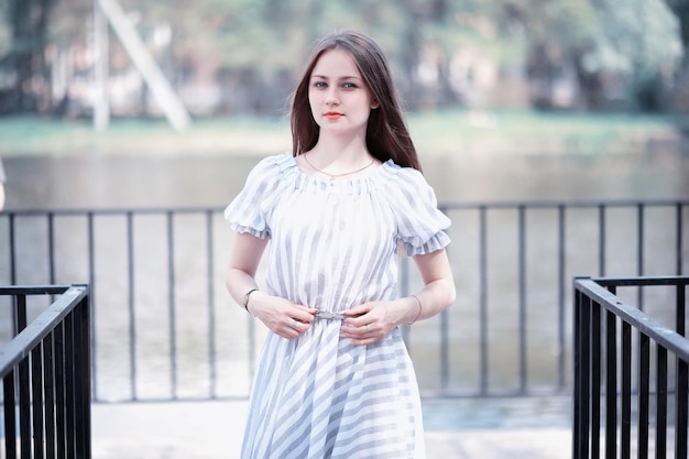 Une fille dans un parc verdoyant au printemps