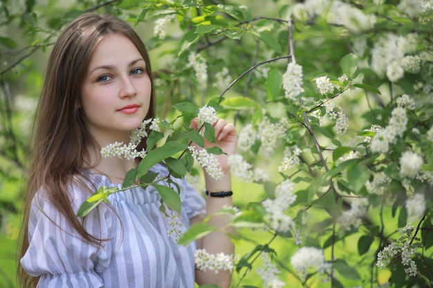 Une fille dans un parc verdoyant au printemps
