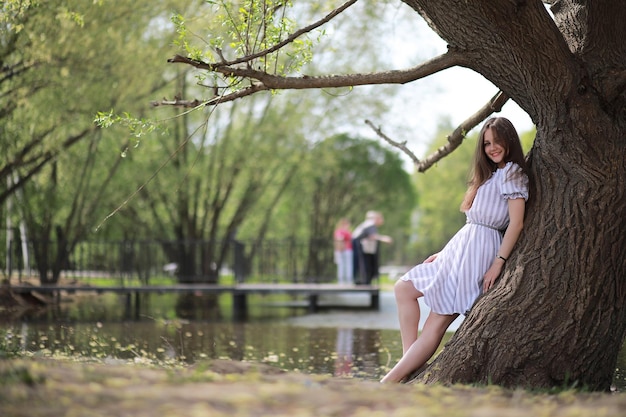 Une fille dans un parc verdoyant au printemps