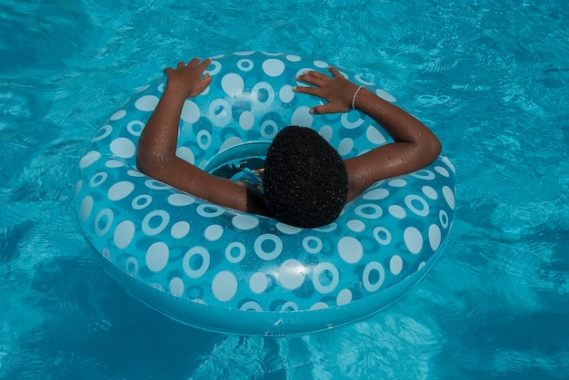 Fille dans la piscine