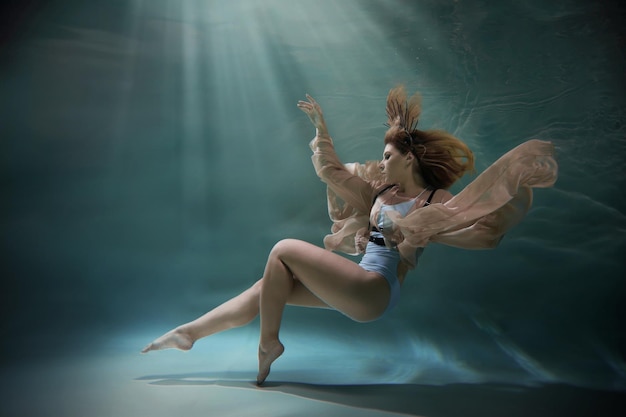 Photo fille dans les rayons sous l'eau