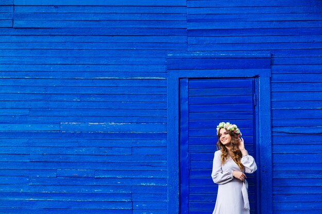 Une fille dans une robe blanche et une couronne sur la tête