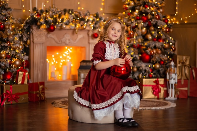 fille dans une robe de fête avec un cadeau