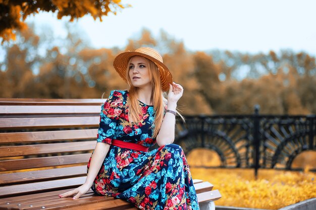 Fille dans la rue avec un parapluie pour une promenade un jour d'automne