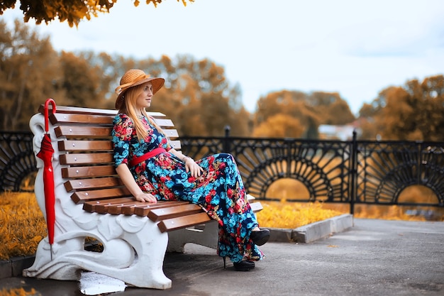 Fille dans la rue avec un parapluie pour une promenade un jour d'automne