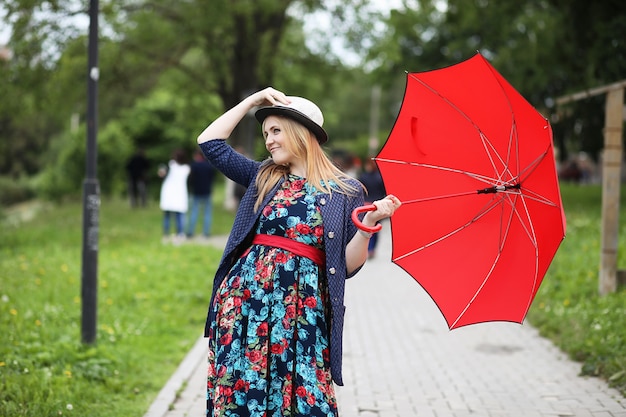 Fille dans la rue avec un parapluie pour une promenade un jour d'été