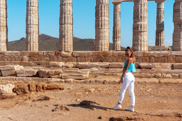 Photo fille dans les ruines grecques antiques