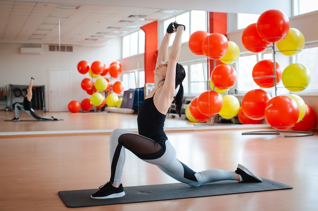 Fille Dans La Salle De Gym Faire Des Exercices De Fitness.