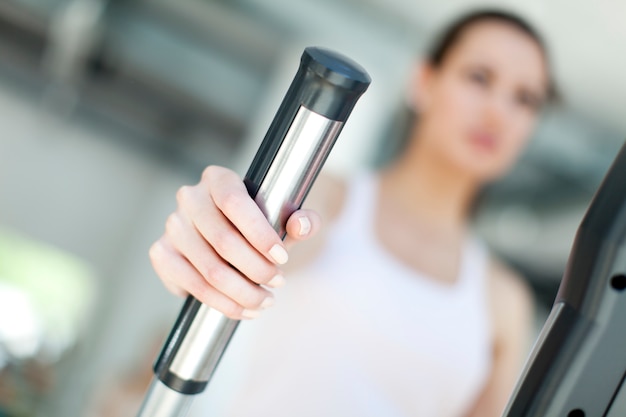 Fille dans la salle de gym