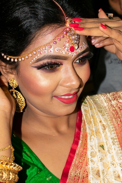 Photo une fille dans son jour de mariage ajustant ses bijoux