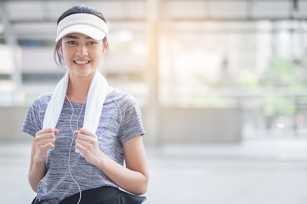 fille dans le sport sur le fond de coucher de soleil