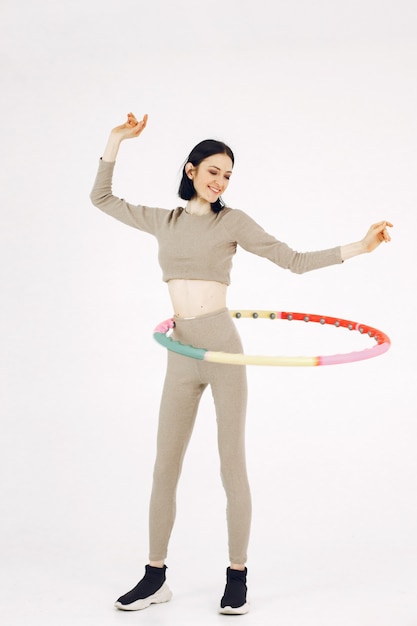 Fille dans un uniforme de sport. Femme sur fond blanc. Sportive avec une coupe courte.