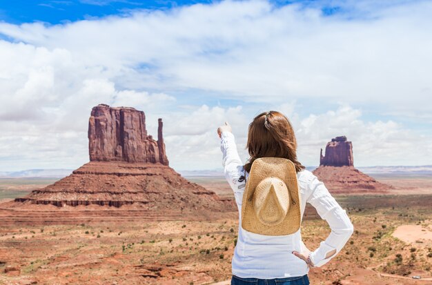 Fille dans la vallée des monuments