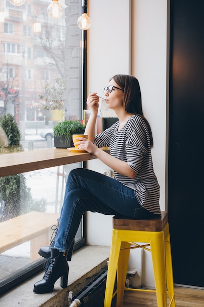 Fille dans des verres en buvant du café