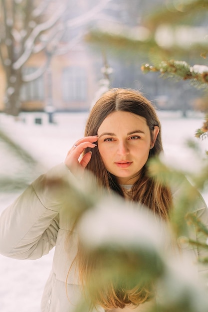 Une fille dans une veste pastel lors d'une promenade en hiver