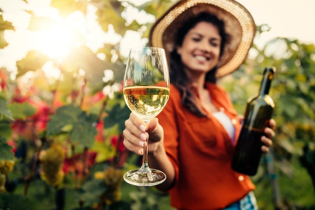 Photo fille dans le vignoble