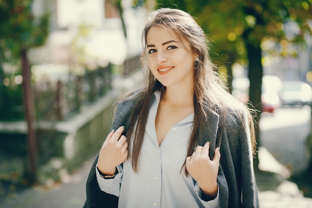 Fille dans une ville