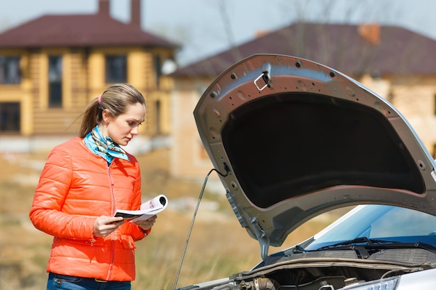 Fille dans la voiture avec le capot ouvert Guide de l'utilisateur