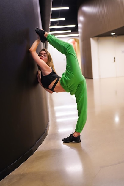 Fille de danseuse de hip-hop posant dans les rues désertes