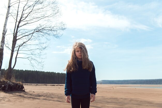 fille debout au bord de la rivière