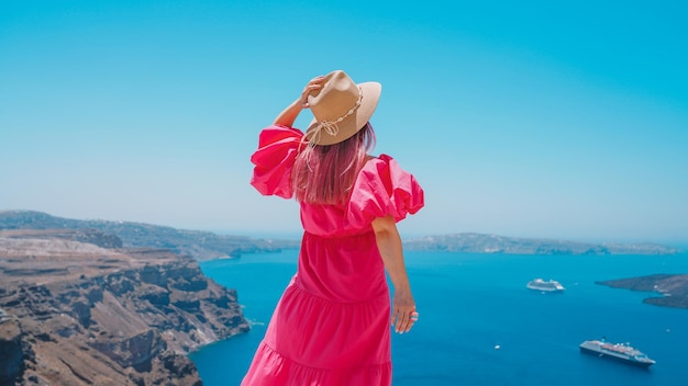 Fille debout au sommet du Santorin - Voyager à Santorin