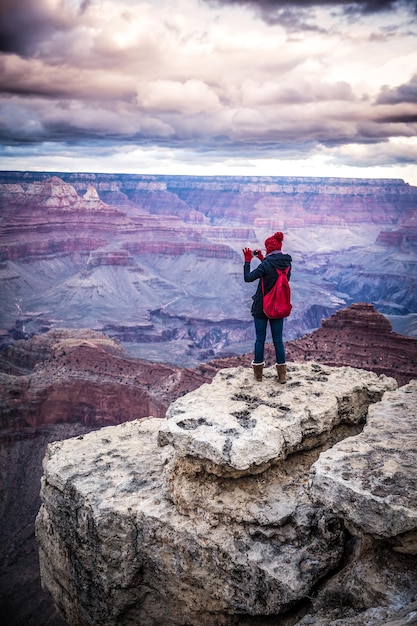 Fille debout dans le Grand Canyon