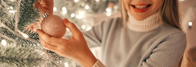 Photo la fille décorant le sapin de noël