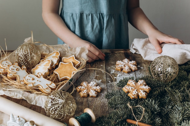 Fille de décoration de biscuits de Noël