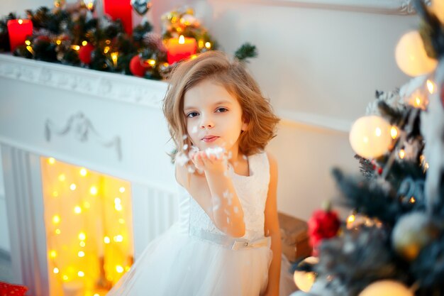 Fille avec décoration de Noël