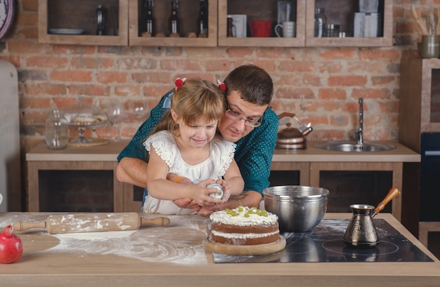 Fille décore le gâteau avec de la crème