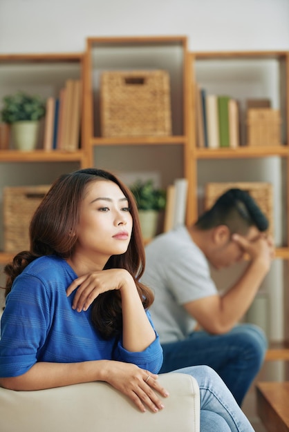 Fille Déprimée En Conflit Avec Son Petit Ami