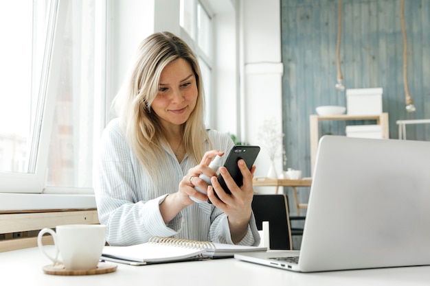 la fille désinfecte le téléphone