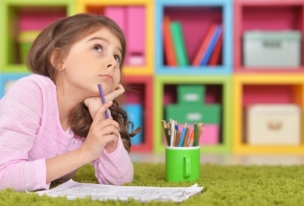 Fille dessinant à la maison