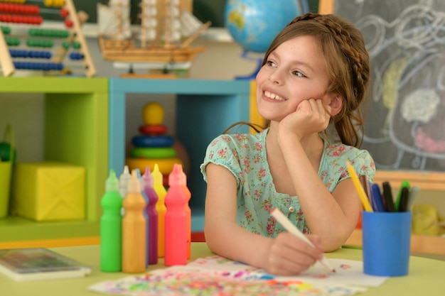 Fille dessinant à la maison