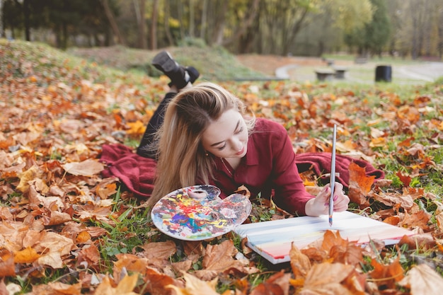 Fille dessine une image dans le parc