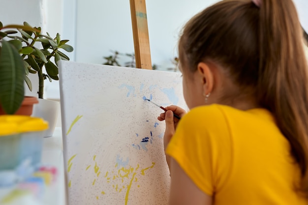 La fille dessine une image par des nombres