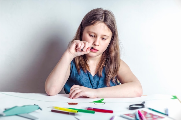 La fille dessine.