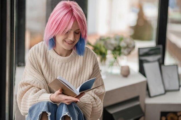 Fille détendue aux cheveux teints passant une journée à la maison