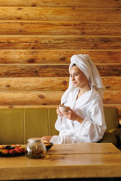 Photo une fille détendue buvant du thé après le sauna.