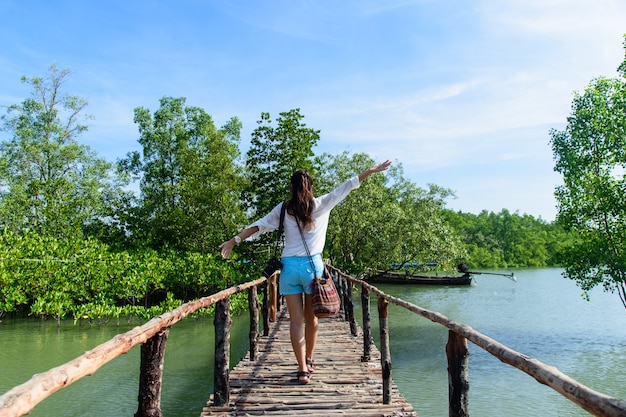 Fille détendue sur le pont en bois