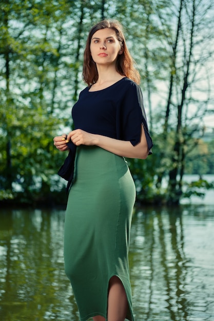 Fille de détente au bord du lac en forêt