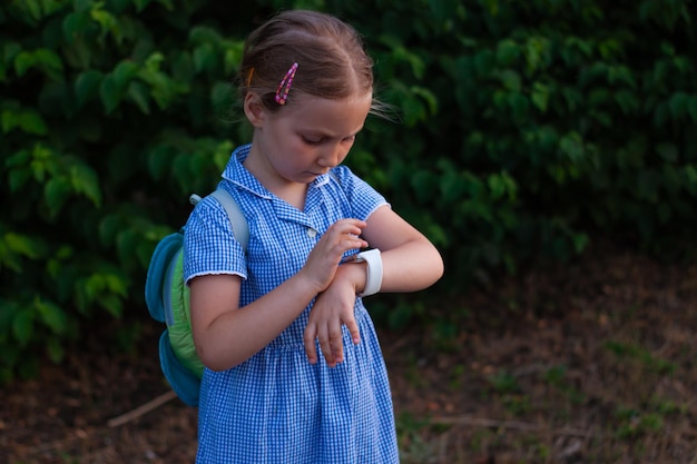 Photo fille détournant le regard alors qu'elle se tient sur terre