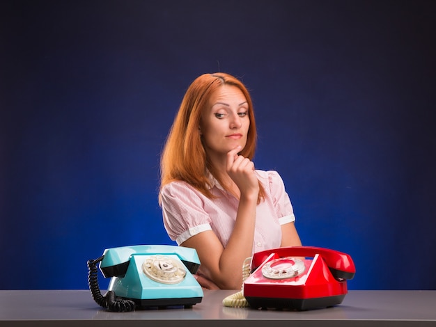 Fille et deux téléphones